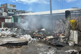 Incêndio de grandes proporções destrói comércio ao lado da UPA de São Marcos - Imagem