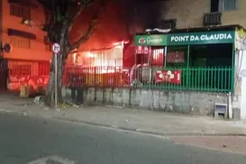 Incêndio destrói depósito com materiais de ambulantes em Salvador - Imagem