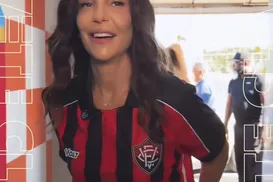 "Respeita": Ivete chega a show em Salvador com camisa do Vitória - Imagem
