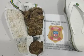 Mulheres tentam entrar em presídio com droga escondida na sandália - Imagem