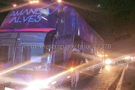 Ônibus de cantora se envolve em acidente e deixa 23 feridos - Imagem