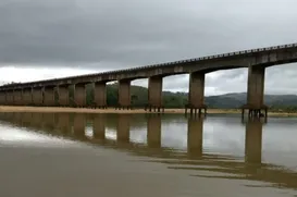 Ponte do Rio Jequitinhonha tem tráfego de veículos pesados suspenso - Imagem