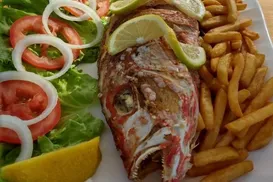 Vídeo: "Porção de peixe por R$ 450 e estragada", turistas se revoltam - Imagem