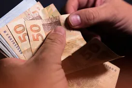 Prazo para pagamento do 13º termina nesta sexta, saiba quanto vai receber - Imagem