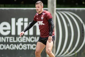 Renato Kayzer ignora férias e volta a treinar com o Vitória para temporada 2026 - Imagem