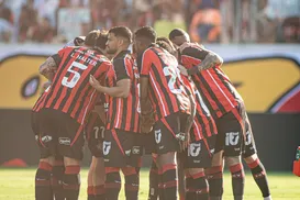Titular do Vitória deixa campo machucado e liga alerta no Brasileirão - Imagem