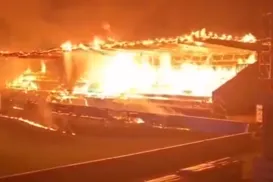 Torcedores incendeiam estádio após rebaixamento de clube; veja vídeo - Imagem