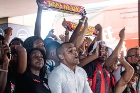 Torcida realiza AeroNego e apoia delegação antes de jogo do Vitória - Imagem