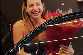 Vídeo: Zagueiro do Vitória presenteia esposa com veículo de luxo - Imagem