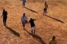 Vídeo registra assassinato de jovem durante partida de futebol na Bahia - Imagem