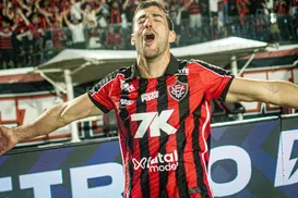 Vitoria oficializa saída de Raúl Cáceres: "Um dos nossos" - Imagem