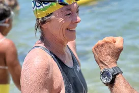 Aos 70 anos, Desirée nada sozinha a travessia Salvador–Mar Grande - Imagem