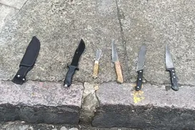 Armas brancas e aparelho de choque são apreendidos em Salvador - Imagem