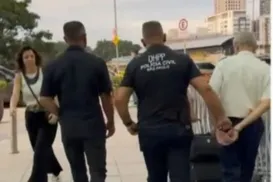 Avó é presa por ‘vender’ netas menores para piloto de avião abusador - Imagem