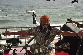 Bell Marques se revolta com atitude de folião e interrompe desfile - Imagem