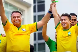 Nikolas Ferreira visita Bolsonaro e rebate Eduardo: "Prioridade é nos atacar?" - Imagem