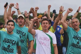 Passarela é interditada por risco de desabamento em ato de Nikolas Ferreira - Imagem