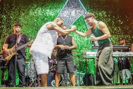 Em cima de jet ski, Pedro Sampaio abre Torre Beats no Farol da Barra - Imagem