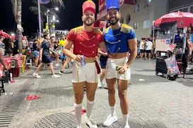 Fantasias viram espetáculo à parte no primeiro dia de folia na Barra - Imagem