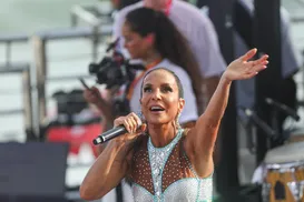 Ivete 'foge' de escolta da PM para falar com fãs - Imagem