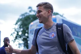 Meio-campista promessa deixa jogo do Bahia após sentir dores - Imagem