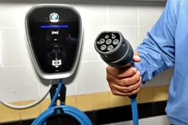 Virou lei! Carregador para veículos elétricos em condomínios se torna obrigatório - Imagem