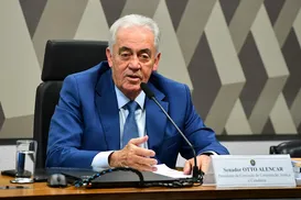 Otto Alencar se desentende com senador durante análise de PEC - Imagem