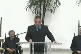 Pastor causa revolta ao admitir agressão contra o filho em culto - Imagem