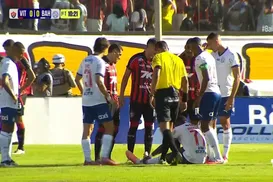 Ruan Pablo sofre entorse e deixa o campo no clássico Ba-Vi - Imagem