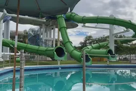 Salva-vidas de parque aquático morre após ser sugado por ralo em piscina - Imagem