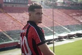 Vitória rescinde contrato com jogador europeu pouco utilizado - Imagem