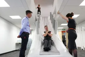 Você faria isso por R$ 150 a hora? Empresa paga para pessoas escorregarem - Imagem