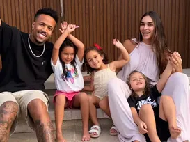 De férias na Bahia, esposa de jogador da seleção se envolve em polêmica com enteada - Imagem