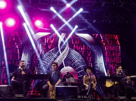 Luz Vermelha e Filomena Bagaceira incendiam Fenagro com forró e sofrência - Imagem