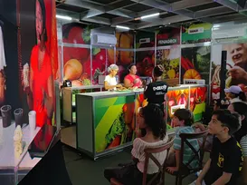 Mãe e filha conquistam criançada com oficina de pirulitos de chocolate - Imagem