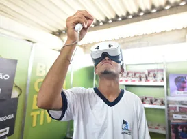 Visitantes mergulham no fundo do mar com experiência 3D inovadora - Imagem
