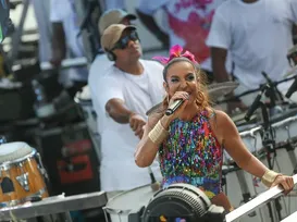 Ivete Sangalo revela no palco que fará cirurgia neste domingo - Imagem