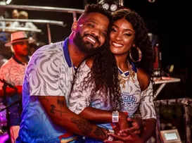 Muito chamego: Erika Januza e Arlindinho curtem Carnaval de Salvador - Imagem