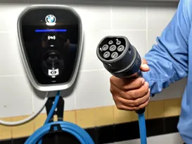 Virou lei! Carregador para veículos elétricos em condomínios se torna obrigatório - Imagem