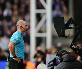 Fim da cera e VAR todo-poderoso: novas regras do futebol para a Copa - Imagem