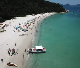 Ilha com acesso limitado e mar cristalino vira desejo do verão brasileiro - Imagem