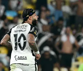 Vídeo: Memphis Depay é flagrado aproveitando férias em paraíso da Bahia - Imagem