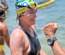 Aos 70 anos, Desirée nada sozinha a travessia Salvador–Mar Grande - Imagem