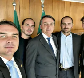 Bolsonaro define filho como seu candidato à Presidência da República - Imagem