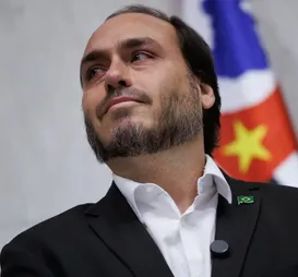 Carlos Bolsonaro renuncia mandato no Rio para cumprir nova missão - Imagem