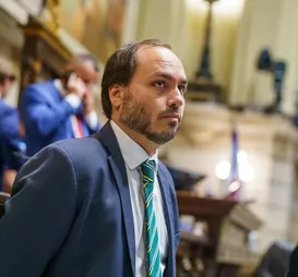 Carlos Bolsonaro tem sinal verde do pai para disputar eleição - Imagem