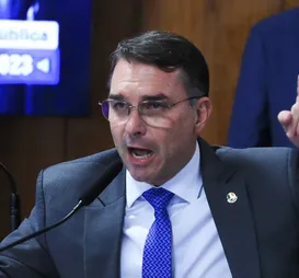 Flávio Bolsonaro escala senador nordestino para campanha à Presidência - Imagem