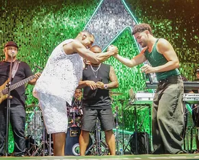 Em cima de jet ski, Pedro Sampaio abre Torre Beats no Farol da Barra - Imagem