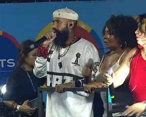 “Olê, olê, olá, Lula, Lula”:  BaianaSystem puxa coro na Avenida - Imagem