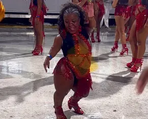Passista com nanismo se destaca e vira símbolo de inclusão no Carnaval - Imagem